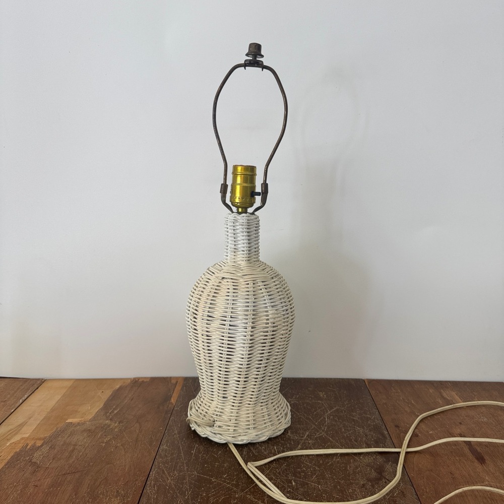 Vintage Wicker Table‎ Lamp with Shade Coastal Cottagecore Home Decor WORKS - Picture 6 of 14
